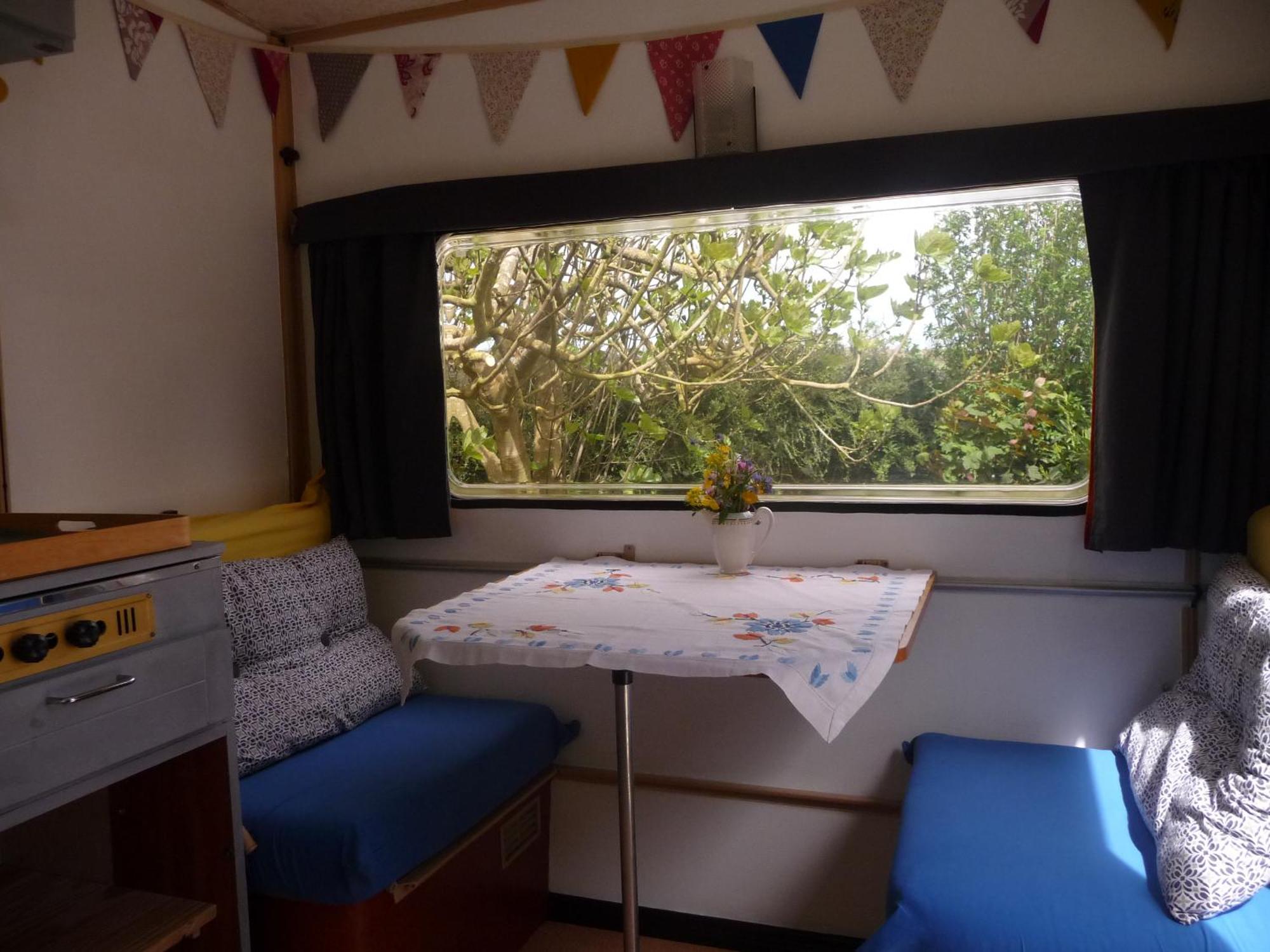Bretagne Chambre D'Hotes Suite 53M2 Et Caravane Vintage Avec Cuisine Et Salle De Bains Privees Brittany B&B 53M2 Suite And Vintage Caravan Glamping With Private Kitchen And Bathroom Pleumeur-Gautier ภายนอก รูปภาพ