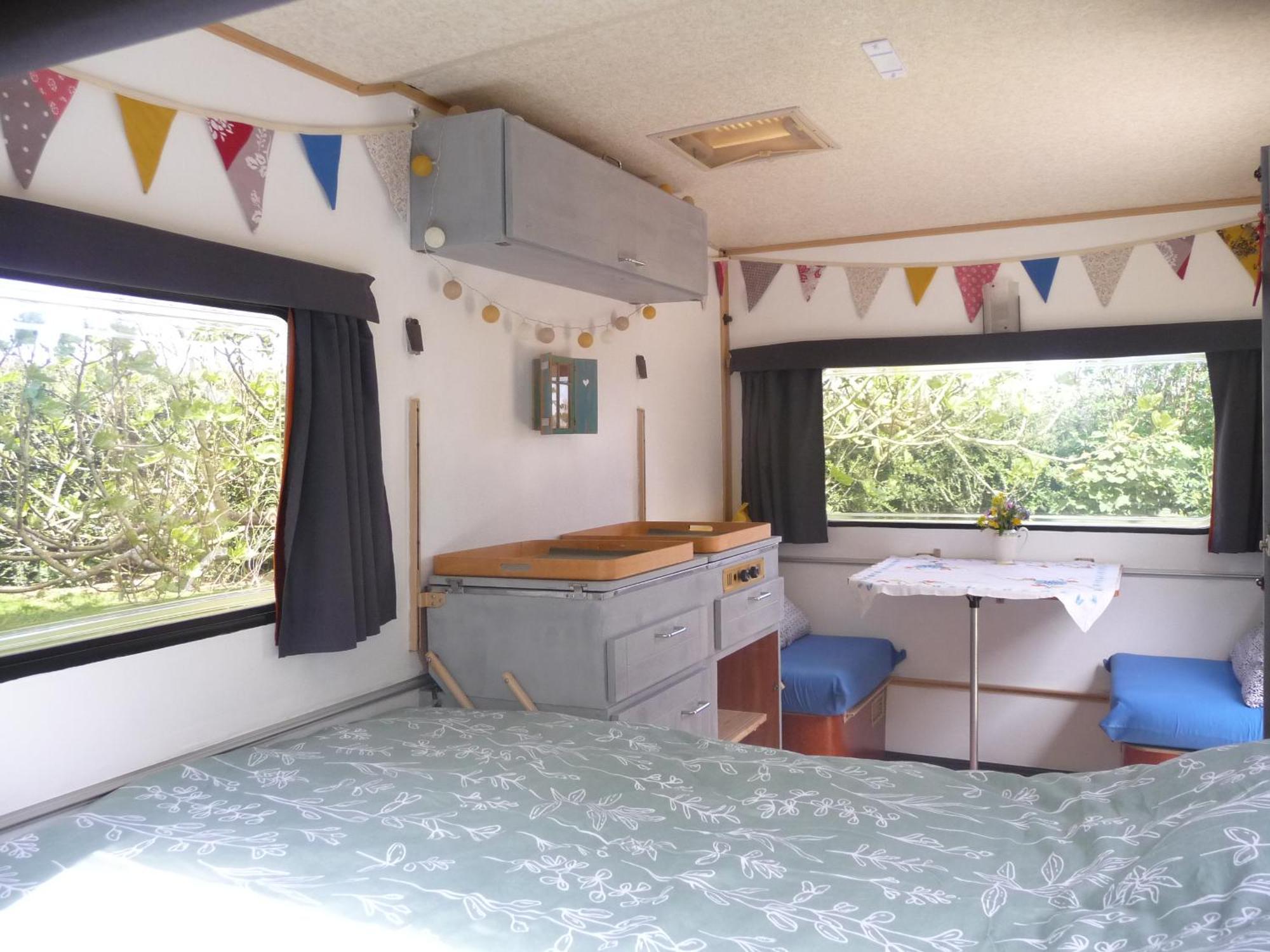 Bretagne Chambre D'Hotes Suite 53M2 Et Caravane Vintage Avec Cuisine Et Salle De Bains Privees Brittany B&B 53M2 Suite And Vintage Caravan Glamping With Private Kitchen And Bathroom Pleumeur-Gautier ภายนอก รูปภาพ